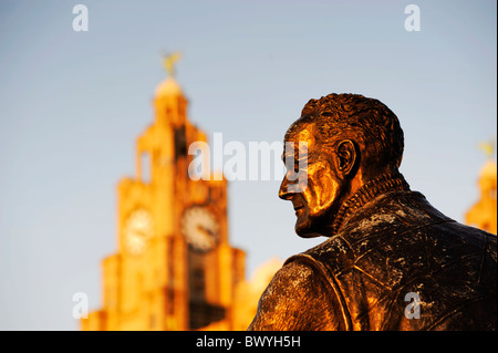 Statue en bronze de capitaine F.J.Walker situé à Pier Head, Liverpool en face de l'emblématique des bâtiments connus comme les Trois Grâces Banque D'Images