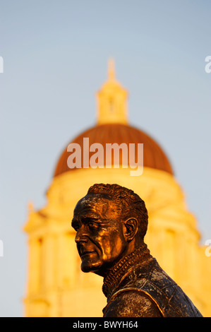 Statue en bronze de capitaine F.J.Walker situé à Pier Head, Liverpool en face de l'emblématique des bâtiments connus comme les Trois Grâces Banque D'Images