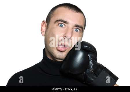 Studio shot portrait isolé sur fond blanc d'un homme drôle frapper par un gant de boxe Banque D'Images