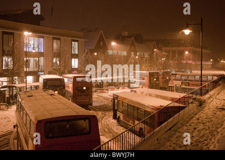 La gare routière de Canterbury dans la neige profonde. Illuminations de Noël Banque D'Images