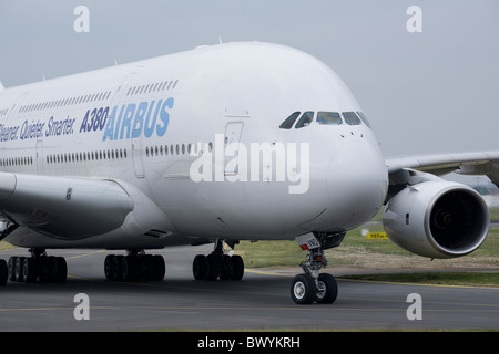 Airbus A380 le plus grand avion de passagers circulant sur la piste Banque D'Images