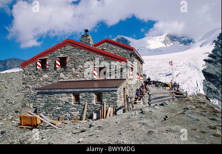 Chalets mountain house Europe Suisse Valais Cabane de Tracuit Weisshorn personnes marche dans la montagne de l'alpiniste Banque D'Images