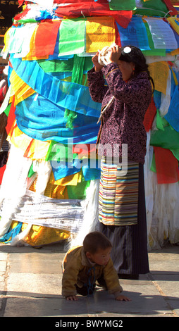 Buddist tibétain se prosternant devant le monastère Jokhang, Lhassa, Tibet, Chine Banque D'Images