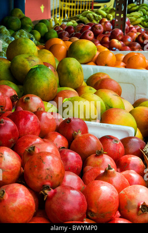 Sélection de grenades au marché alimentaire de l'extérieur Banque D'Images
