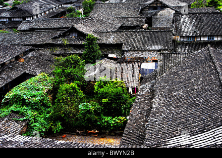 Sur le toit gris de résidence locale, Village Yantou, Yongjia, Province de Zhejiang, Chine Banque D'Images