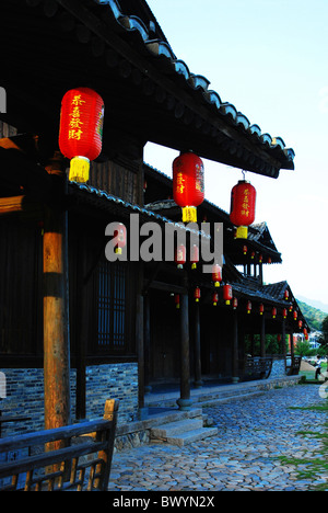 Anciennes maisons locales avec des lanternes rouges, Village Yantou, Yongjia, Province de Zhejiang, Chine Banque D'Images