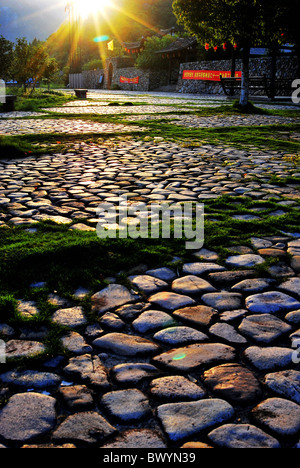 Soleil qui brille plus de cobble stone paved road, Village Yantou, Yongjia, Province de Zhejiang, Chine Banque D'Images