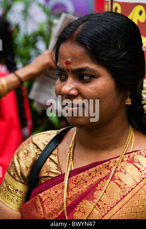 Portrait of Indian woman shopping à Singapour Banque D'Images