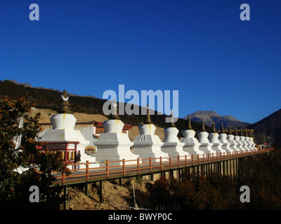 13 amendements de stupas représentant 13 sommets de Meili Snow Mountain, préfecture autonome tibétaine de DiQing, Province du Yunnan, Chine Banque D'Images