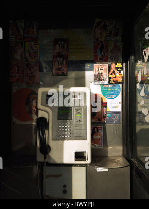 Angleterre Londres cartes de Call Girl dans un téléphone public fort Banque D'Images