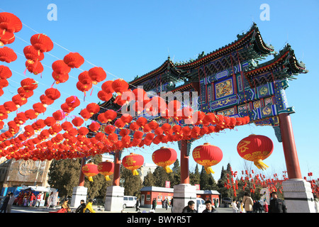 Memorial archway décorée de lanternes rouges, Ditan dans Spring Festival foire du temple, Beijing, Chine Banque D'Images