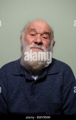 Portrait of caucasian isolés vieil homme chauve avec une longue barbe blanche Banque D'Images