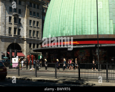 Londres Angleterre personnes marchant par Madame Tussauds Banque D'Images