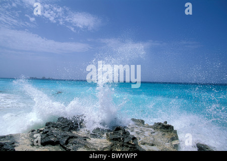 Huit milles de la côte de l'île de Grand Bahama Bahamas jupe roche roches mer surf Banque D'Images