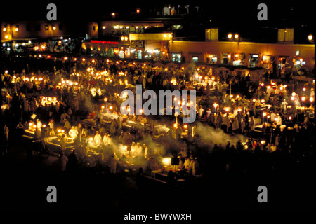 La nuit aigle bateleur berbère place Jeema el fna East food market Marrakech Maroc Souk Afrique nuit Banque D'Images