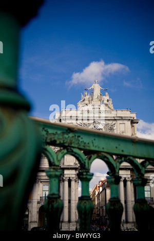 Photographie de la Rua Augusta Arch à Pracado Comercio à Lisbonne, Portugal, prises à partir de la base de la statue du roi Jose. Banque D'Images