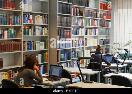 Les étudiants dans la bibliothèque de la Banque nationale de Pologne, Varsovie, Pologne Banque D'Images