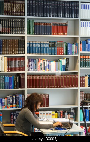 En étudiant la bibliothèque de la Banque nationale de Pologne, Varsovie, Pologne Banque D'Images