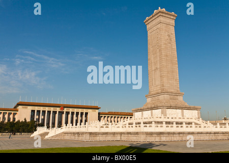 Monument aux héros du peuple et le Grand Hall du Peuple, Place Tiananmen, Pékin, Chine Banque D'Images