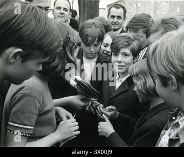 HENDRIK 'HEINTJE' pop néerlandaise SIMONS, chanteur et acteur signe pour les fans de 1967 Banque D'Images