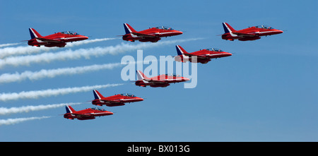 Des flèches rouges hawks afficher dans l'équipe de formation de flèche de gauche à droite la fumée - blue sky background Banque D'Images