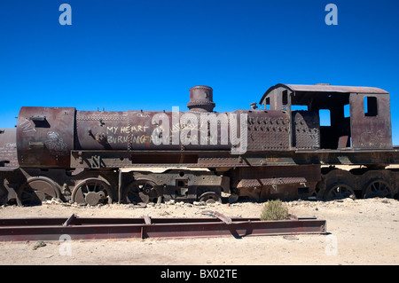 Moteur à vapeur de rouille à la gare ferroviaire et de cimetière à Uyuni, sur le Salar de Uyuni, Bolivie. Banque D'Images