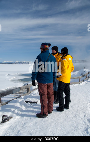 USA, Wyoming. Le Parc National de Yellowstone, West Thumb Geyser Basin Trail. Les touristes sur la promenade du parc. Communiqué de modèle. Banque D'Images