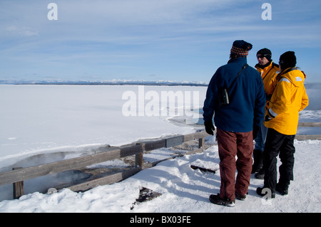 USA, Wyoming. Le Parc National de Yellowstone, West Thumb Geyser Basin Trail. Les touristes sur la promenade du parc. Communiqué de modèle. Banque D'Images