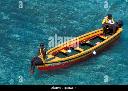 Bateau moteur bateau Hibiscus Lodge Jamaïque modèle ne libération Ocho de Rio mer des Caraïbes deux hommes Banque D'Images