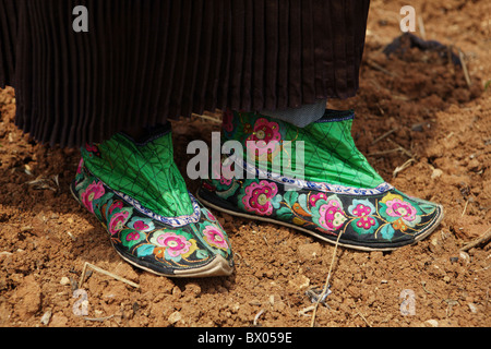 Zhuang, chaussures brodées, Wenshan Zhuang et miao de Wenshan Préfecture autonome, Province du Yunnan, Chine Banque D'Images