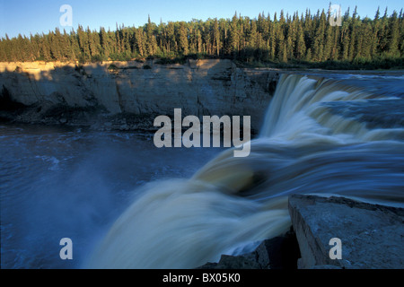 Amérique du Nord Canada Territoires du Nord-Ouest de l'humeur crépusculaire Alexandra Falls River rock 30's décor Banque D'Images