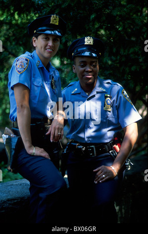 Central Park New York Manhattan flics modèle ne libération des officiers de police de la police deux policiers USA Un portrait Banque D'Images