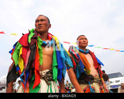 Les lutteurs mongols pendant le Naadam Festival, Xilin Gol d'herbages, Xilinhot, Mongolie intérieure, Chine Banque D'Images