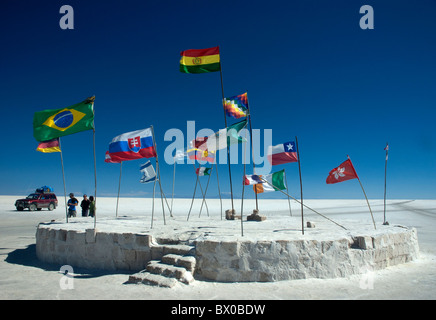 Drapeaux internationaux à l'Hôtel de sel, le Salar de Uyuni, Bolivie. Banque D'Images