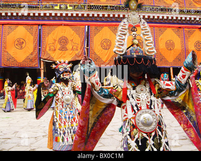 Robe de cérémonie lamas dans l'élaboration et l'exécution de masque de danse rituelle, Monastère Langmu, Gannan, Province de Gansu, Chine Banque D'Images