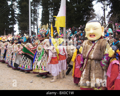 Robe de cérémonie dans des lamas et masque rituel religieux, Monastère Langmu, Gannan, Province de Gansu, Chine Banque D'Images