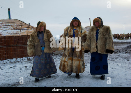 Barag hommes portant le manteau de fourrure de Mongolie pour défendre le froid en hiver, l'ancienne bannière Barag, Hulunbuir, Mongolie intérieure, Chine Banque D'Images