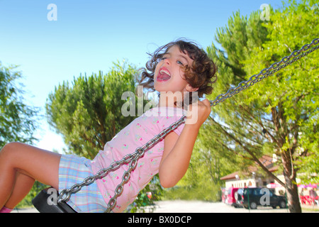 Fille se balançant dans l'air extérieur nature parc swing low angle view Banque D'Images