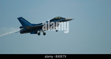 F-16 belge un jet F16 en vol avec le train roulant vers le bas et la fumée visible - poste de pilotage arrière Banque D'Images