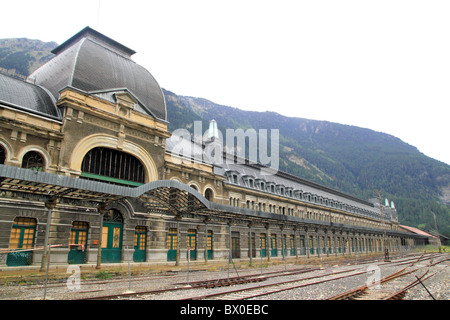 Ancienne gare de Canfranc en Espagne monument frontière avec la France Banque D'Images