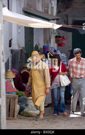 Maroc, Maroc, Tetouan Spainsh. La Médina (ancienne ville) de Tétouan, l'UNESCO. Agriculteur local typique dans un chapeau de paille. Banque D'Images