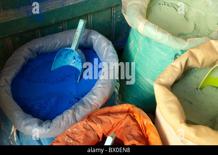 Maroc,Tétouan. Médina historique Bazar. Colorant en poudre colorée dans des sacs. Banque D'Images