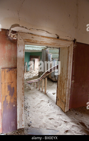 L'Afrique, la Namibie, Luderitz. Kolmanskop, ancienne ville minière de diamants abandonnée en 1940. Rempli de sable prix réclamés par le désert. Banque D'Images