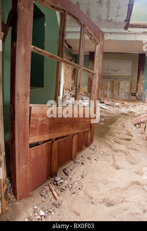 L'Afrique, la Namibie, Luderitz. Kolmanskop, ancienne ville minière de diamants abandonnée en 1940. Rempli de sable prix réclamés par le désert. Banque D'Images