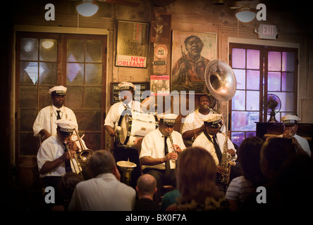 Les frères Paulin Brass Band joue au Preservation Hall à New Orleans, Louisiane. Banque D'Images