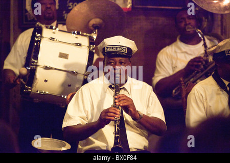 Les frères Paulin Brass Band joue au Preservation Hall à New Orleans, Louisiane. Banque D'Images