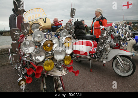 Au cours de l'Isle de scooters Vespa Festival Blanc, Ryde, île de blanc. Banque D'Images