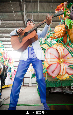 La plupart des chars ont défilé dans la ville au cours de l'assemblée annuelle festival de Mardi Gras sont conçus et réalisés à Blaine Kern's Mardi Gras Wor Banque D'Images