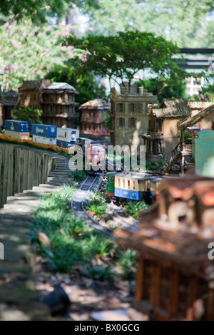 La Nouvelle Orleans Jardin Botanique miniature affiche des trains et tramways qui passent par une réplique du Quartier Français. Banque D'Images