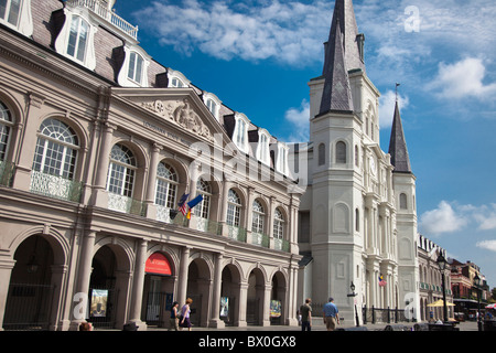 La Louisiana State Museum Cabildo et cathédrale St Louis border Jackson Square à New Orleans, Louisiane. Banque D'Images